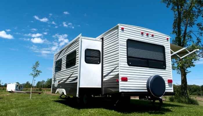Should RV Storage Allow Vehicle Repairs Onsite?