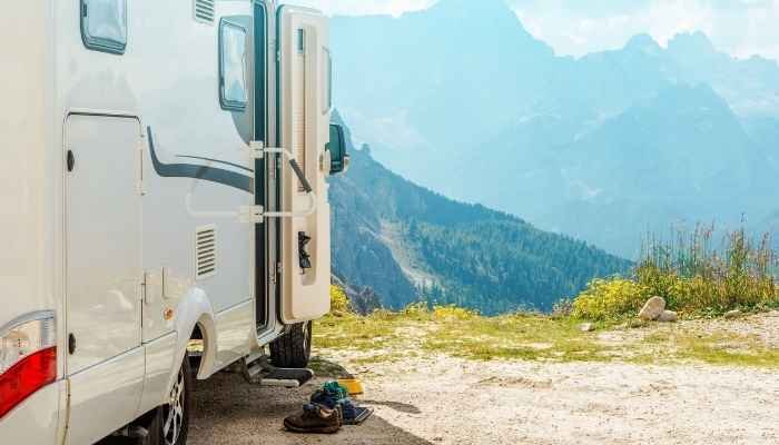 Should RV Storage Offer Month-To-Month or Long-Term Leases?