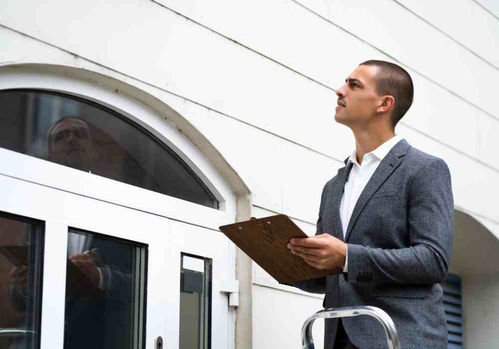 How Much Does a Commercial Real Estate Appraiser Make?